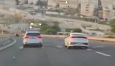 מרדף דרמטי בכבישי ירושלים: החשוד זיגזג והתנגש ברכב | צפו