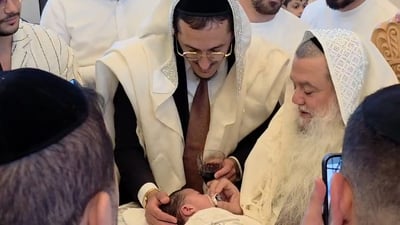 מזכה הרבים חגג ברית מילה לבנו השישי, מי כובד בסנדקאות? | צפו