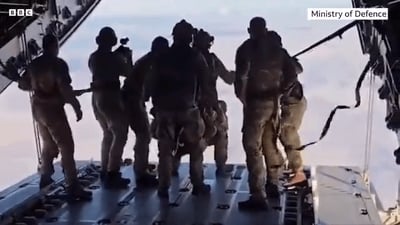 בשביל בריטי אחד: הכוחות המלכותיים הוצנחו מהאוויר במבצע נועז | תיעוד