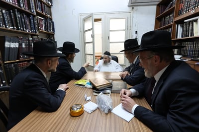 חברי הכנסת של 'דגל' במעונו של הגר"ד לנדו