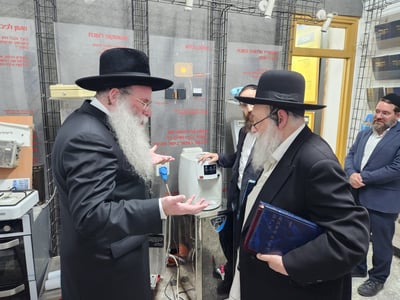 הגאון רבי נפתלי נוסבוים והגאון רבי אברהם משה הלפרין בסיור בתצוגת המכון