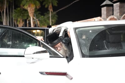הגה"צ רבי יצחק לאזער בקברי צדיקים