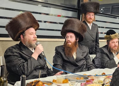 שיקי מנדל (מימין) עם הבן של האדמו"ר