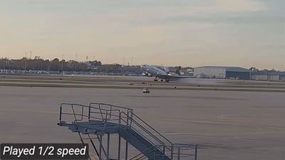 תיעוד מטורף: המנוע מתנתק מהמטוס ועולה באש בשיא ההמראה