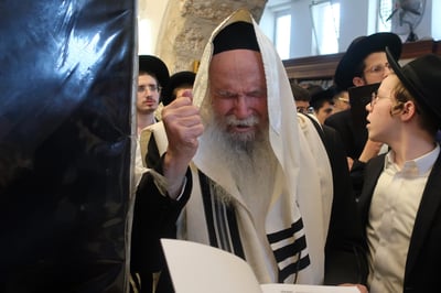 קוֹלֵךְ מִבֶּכִי; לאחר שנים שלא ביקר במקום, המשגיח פרץ בבכי נסער בקבר רחל