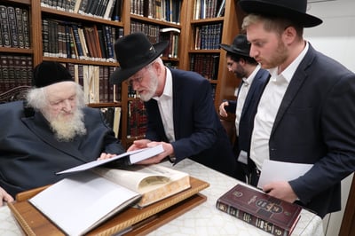 חברי המשלחת של הגר"י זילברשטיין אצל הגר"מ שטרנבוך