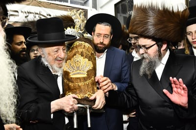הכנסת ספר תורה לביהמ"ד סקולען בב"ב