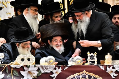 האדמו"ר מויז'ניץ בסיום כתיבת ספר התורה