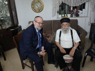 רבנים, פוליטיקאים, אנשי עסקים: גלריית מנחמים אצל העסקן החסידי