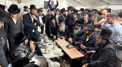 רבנים ואנשי ציבור הגיעו לנחם את האדמו"ר ממעז'בוז | צפו בגלריה