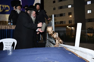 הגר"ש אלתר בהנחת אבן הפינה למוסדותיו הק' בבית שמש