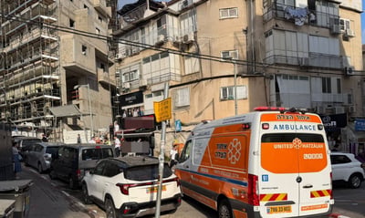 פעוטה בת חצי שנה נפלה מגובה בכניסה לחנות ברחוב רבי עקיבא בבני ברק