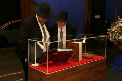 בתוך כספת שהשתלשלה מהתקרה; סט הש"ס שנמכר במקסיקו ב-2.6 מיליון דולר
