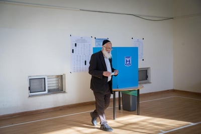 יהודי חרדי מצביע בבחירות