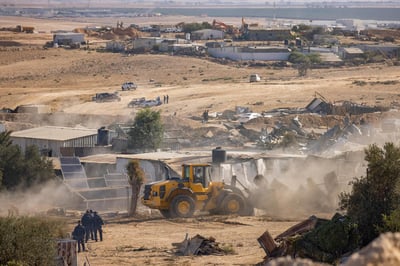 כוחות הביטחון הישראליים הורסים בתים בכפר בדואי לא מוכר בנגב
