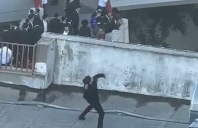 חשד חמור: מאבטח אפשר לעובדים לרגום באבנים את מפגיני "הפלג" | צפו