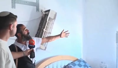 הפגיעה בבית המשפחה החרדית: "כל התקרה קרסה, רצתי בבהלה לבן שלי"