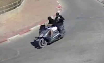 מרדף דרמטי: שני קטינים נעצרו אחרי נהיגה פרועה באופנוע גנוב | צפו