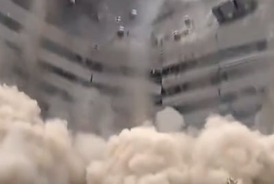 לעיני המצלמות: מלון ישן בן 19 קומות קרס אל תוך עצמו | צפו