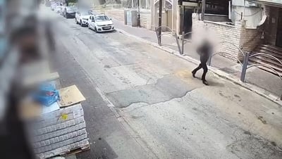 הדקות שאחרי הרצח המזעזע בכולל בבני ברק: החשוד רץ עם כפפה וסכין וזורק במבנה נטוש | צפו