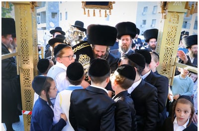 במעמד מרטיט לבבות; יתומי חסידות גור הכניסו ספר תורה לעילוי נשמת הוריהם ז"ל