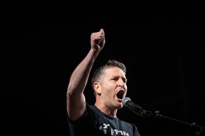 יאיא פינק נואם בהפגנה