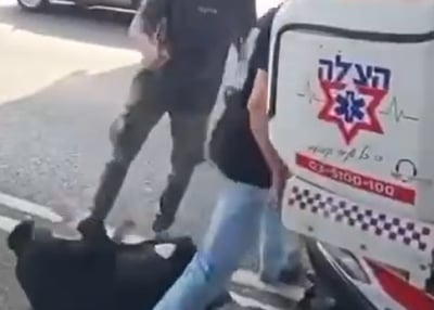 שוטר שתועד כשהוא בועט במפגין חרדי הושעה מתפקידו | "לא שלטנו באירוע"