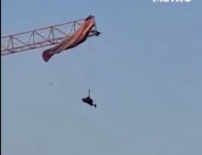 הגבר תלוי על מנוף