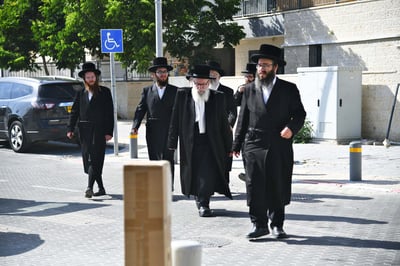 הרה"צ רבי אהרן מנעדיל טווערסקי בהכנסת ס"ת בבית שמש