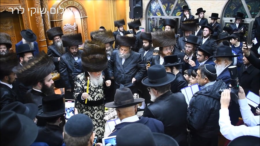 ההדלקה ההמונית בחצר הקודש מישקולץ