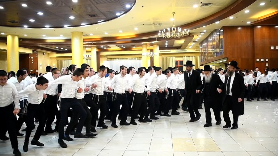 מסיבת חנוכה בישיבת פוניבז'