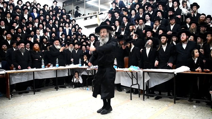 מעמד הדלקת נרות חנוכה אצל הגה"צ רבי אלימלך בידרמן