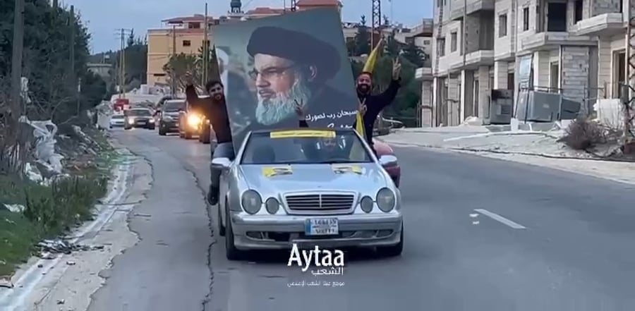 שיירה עם תמונת נסראללה ודגלי חיזבאללה