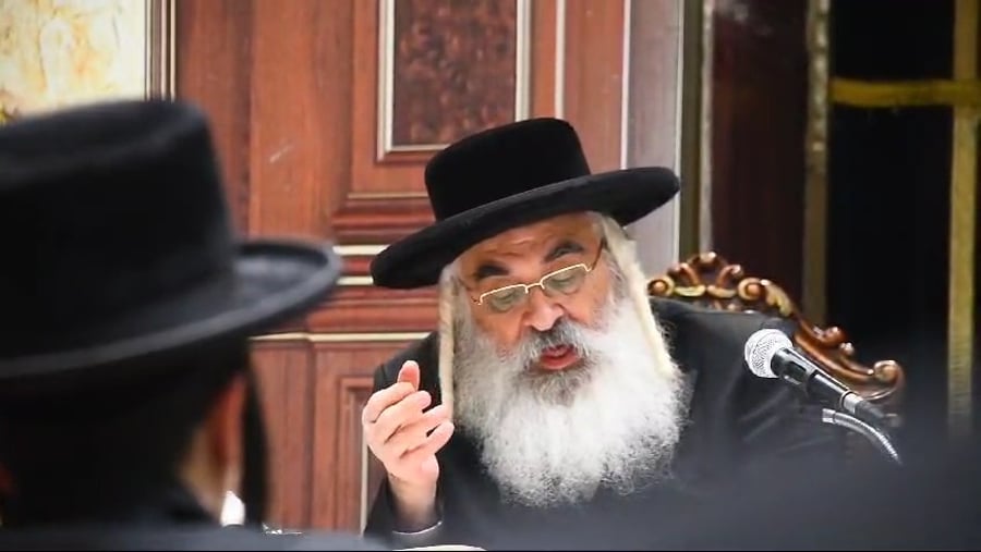 האדמו"ר מדושינסקיא בישיבת 'מנחת יצחק'
