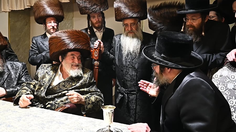 האדמו"ר מויז'ניץ בשירה עם האדמו"ר מסקולען בשמחה