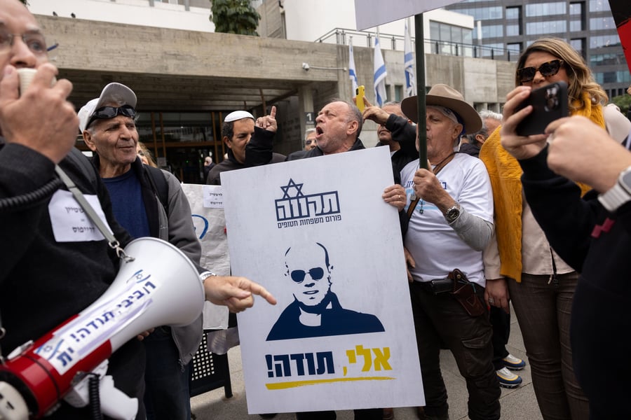פעילי ימין מפגינים למען אלי פלדשטיין מחוץ לבית המשפט בתל אביב