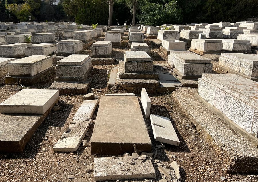 בא הרוג ברגליו: האם בכתה על ארון בנה שמת - ואז הוא הופיע
