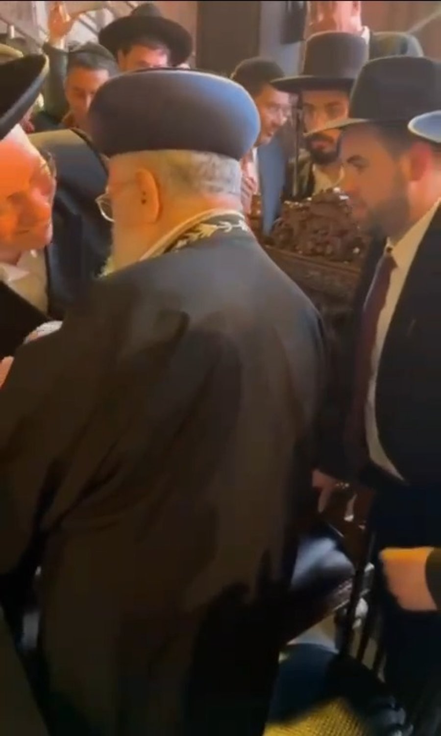 הגר"י יוסף מסרב לשבת על הכסא המפואר