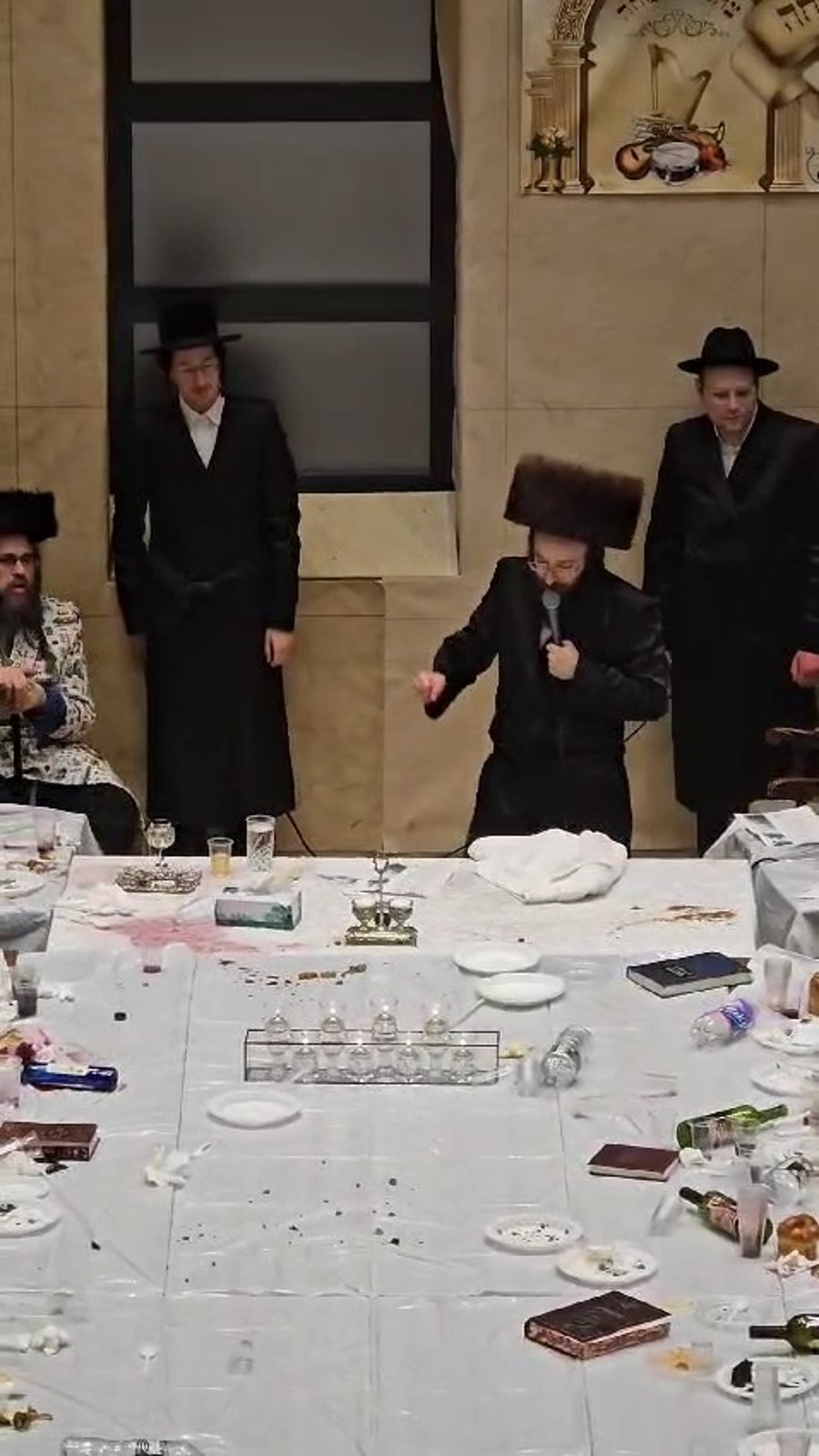 האדמו"ר מקאסוב מפזז בשירת 'אעופה אשכונה'
