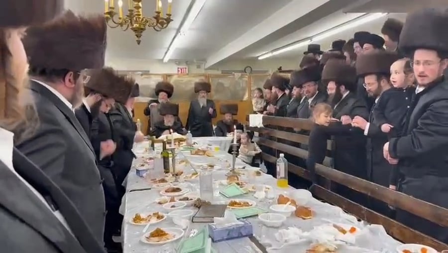 פורים בחצה"ק סקווירא מב"פ