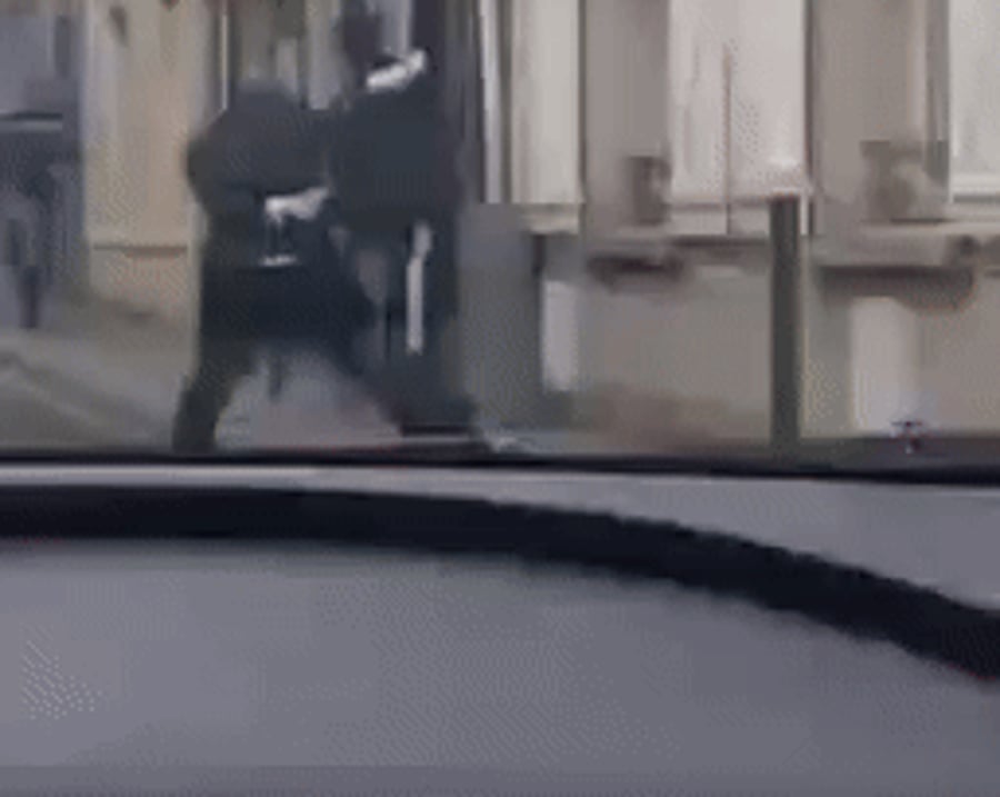 תיעוד מזעזע: כך הותקף הרב באכזריות לעיני ילדו בן ה-9 | זו התגובה של מקרון לאירוע
