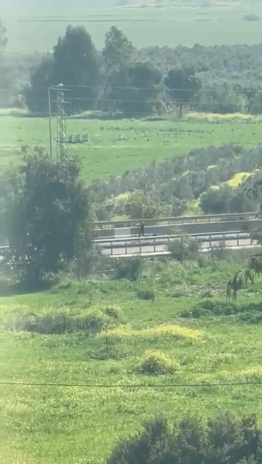 אוחז בנשק ארוך ומבצע ירי בכביש: תיעוד דרמטי מזירת הפיגוע בסמוך ליקנעם | צפו