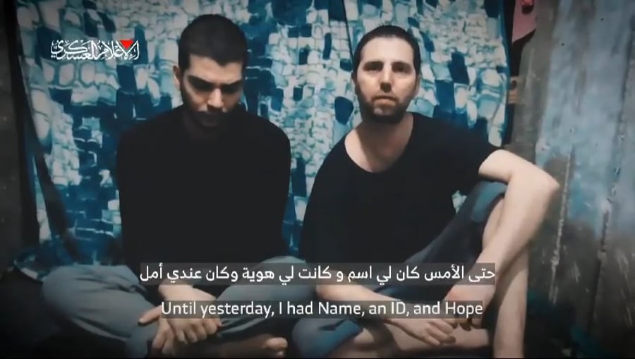 יוסף חיים אוחנה, משמאל, באחד הסרטונים שפרסם חמאס