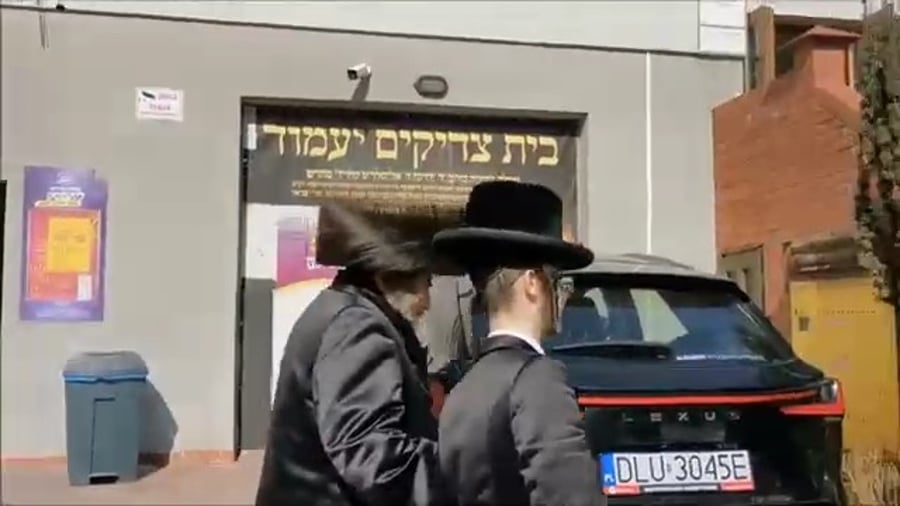 יהודים בשב"ק בליזענסק - צולם ע"י נכרי מקומי 