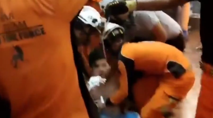 נס במיאנמר: גבר שהיה קבור בהריסות - חולץ בחיים אחרי 5 ימים