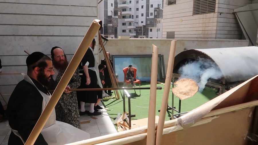 האדמו"ר ממיאלען באפיית מצות