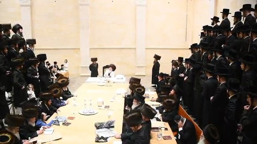 טיש נעילת החג בחצה"ק פרמישלאן