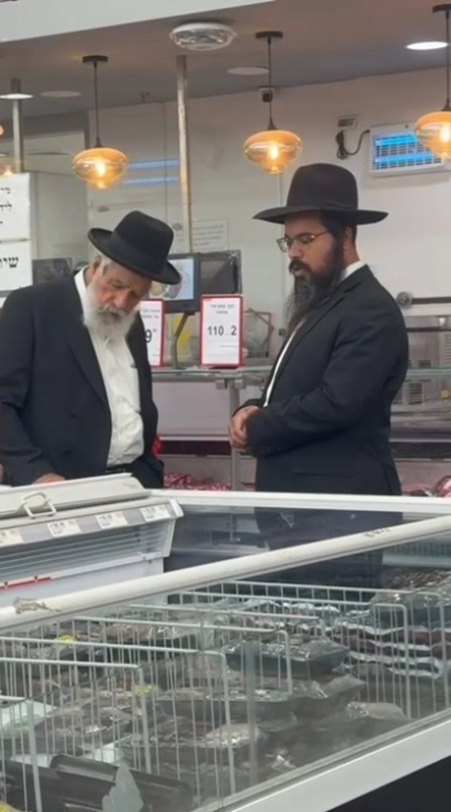 הגאון הרב שלמה מחפוד, עומד בצפירת יום הזיכרון