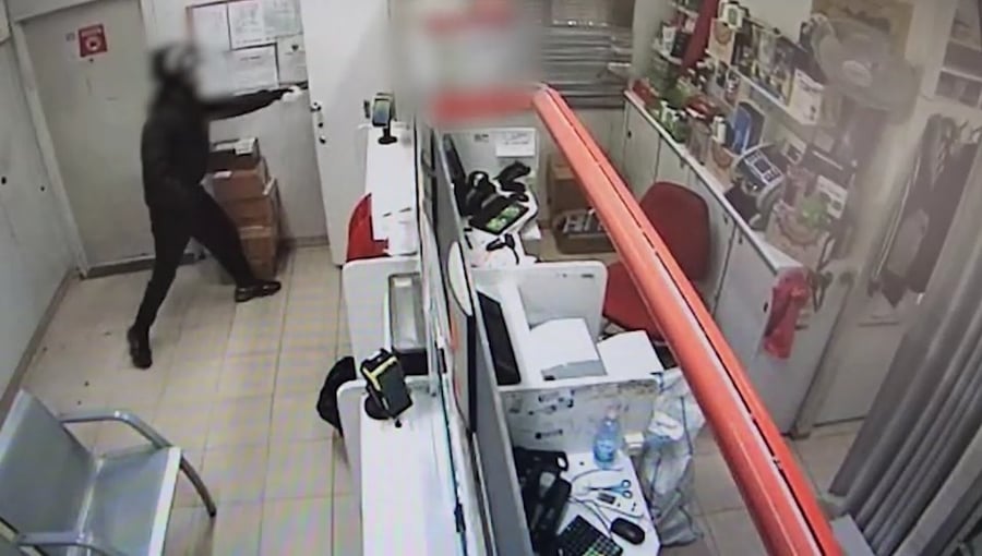 "תביאי לי את הכסף" | כך נתפס השודד עם אקדח דמה