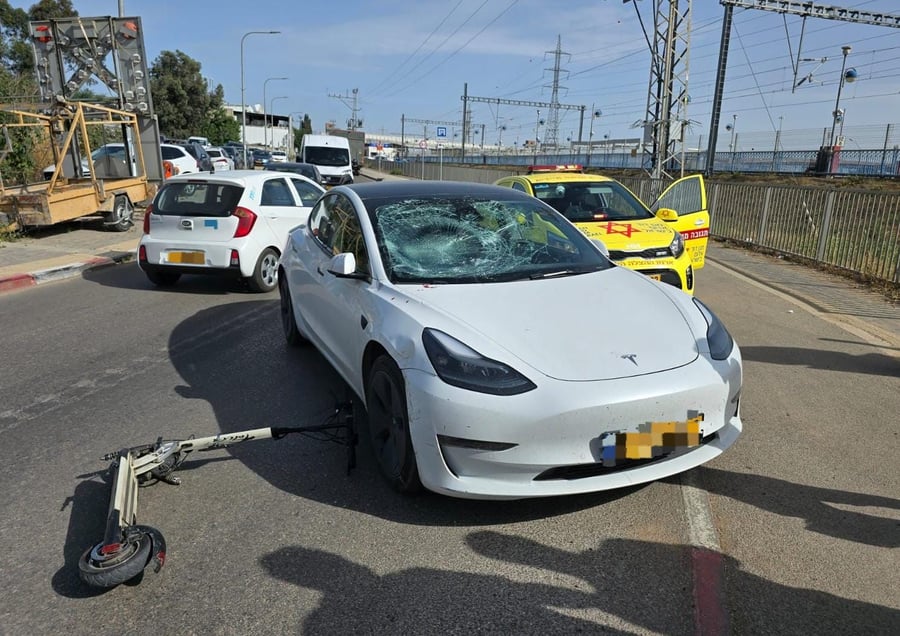 רוכב הקורקינט התרסק על הטסלה בכפר חב"ד, וזו התוצאה